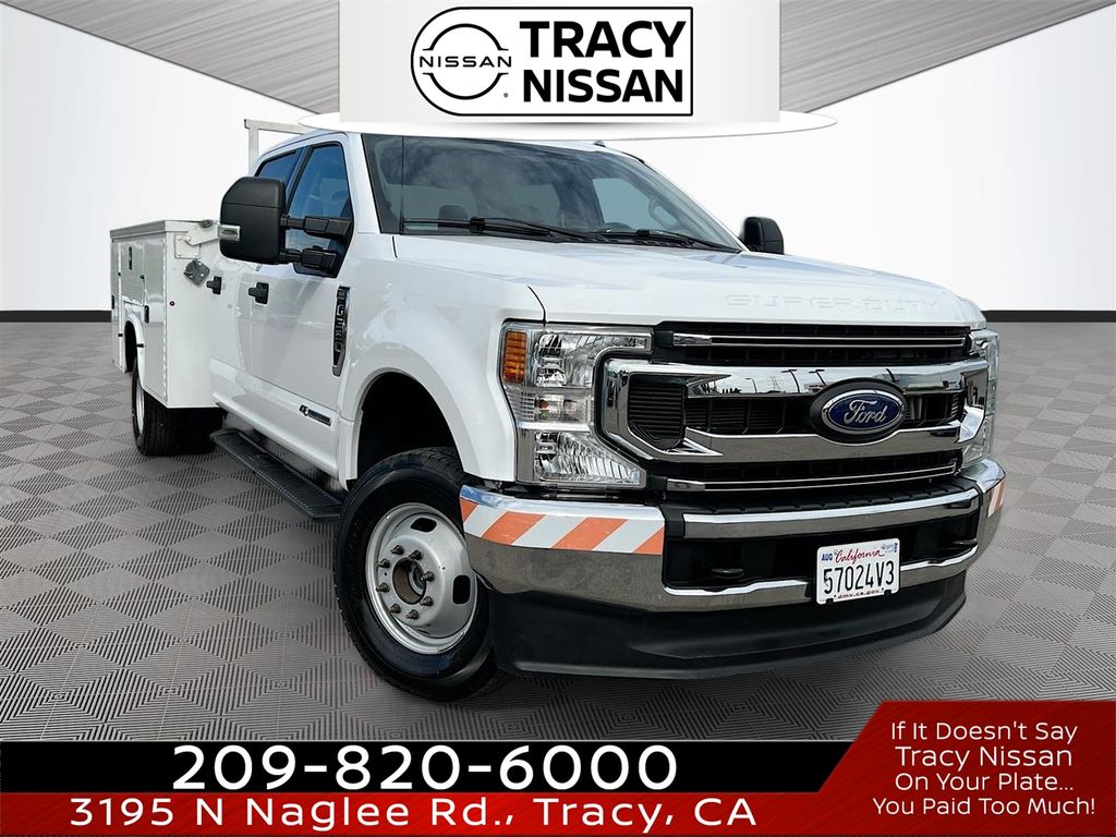 Oxford White 2022 Ford F-350 Super Duty Chassis XLT Crew Cab DRW 4WD Pickup Truck Four-Wheel Drive Automatic