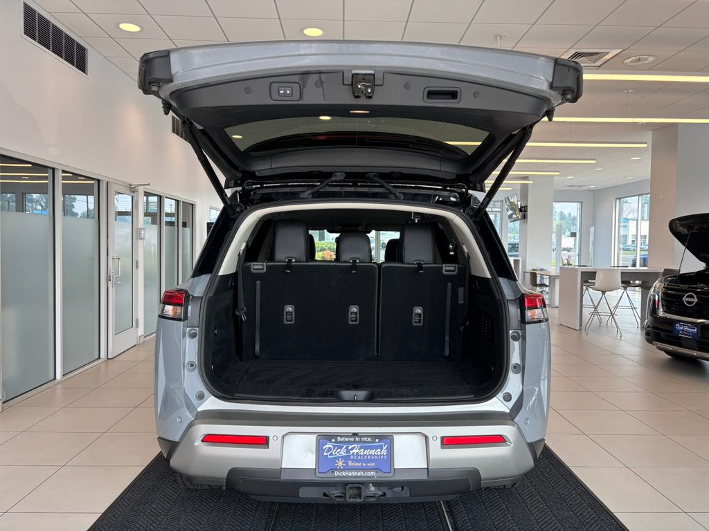 2022 Nissan Pathfinder SL