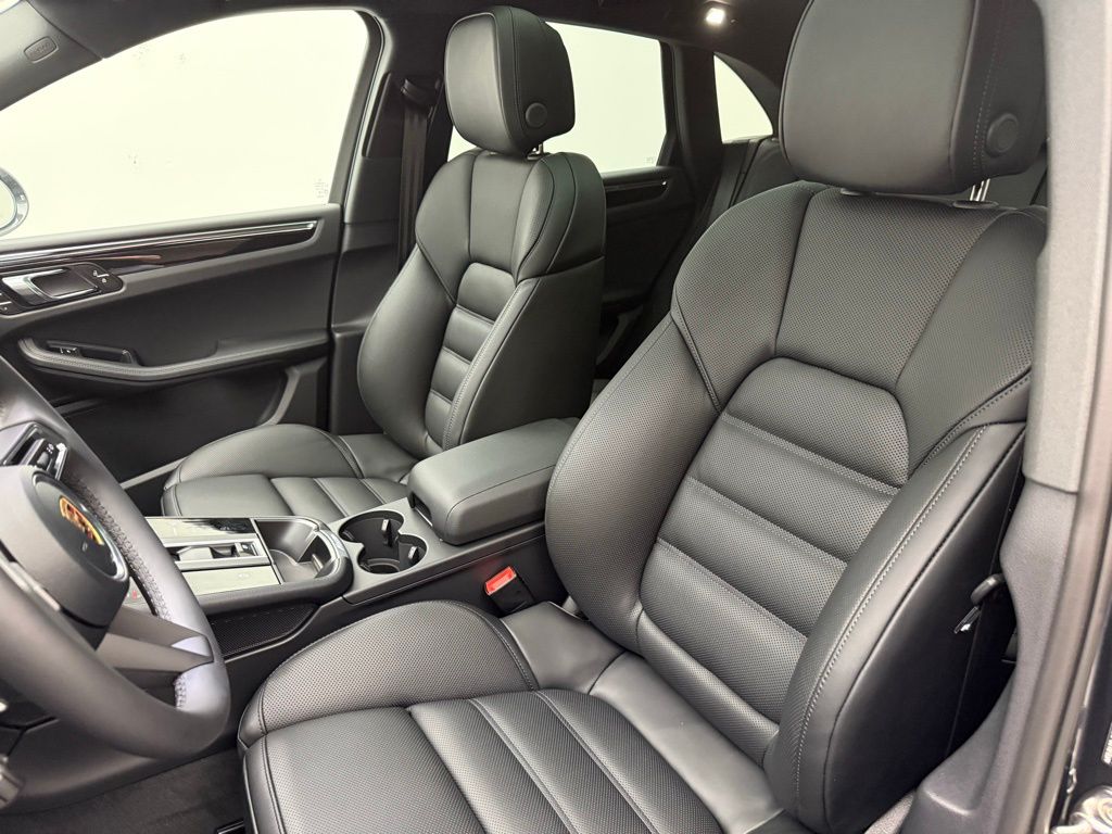 Thumbnail: 2026 Porsche Macan - 5