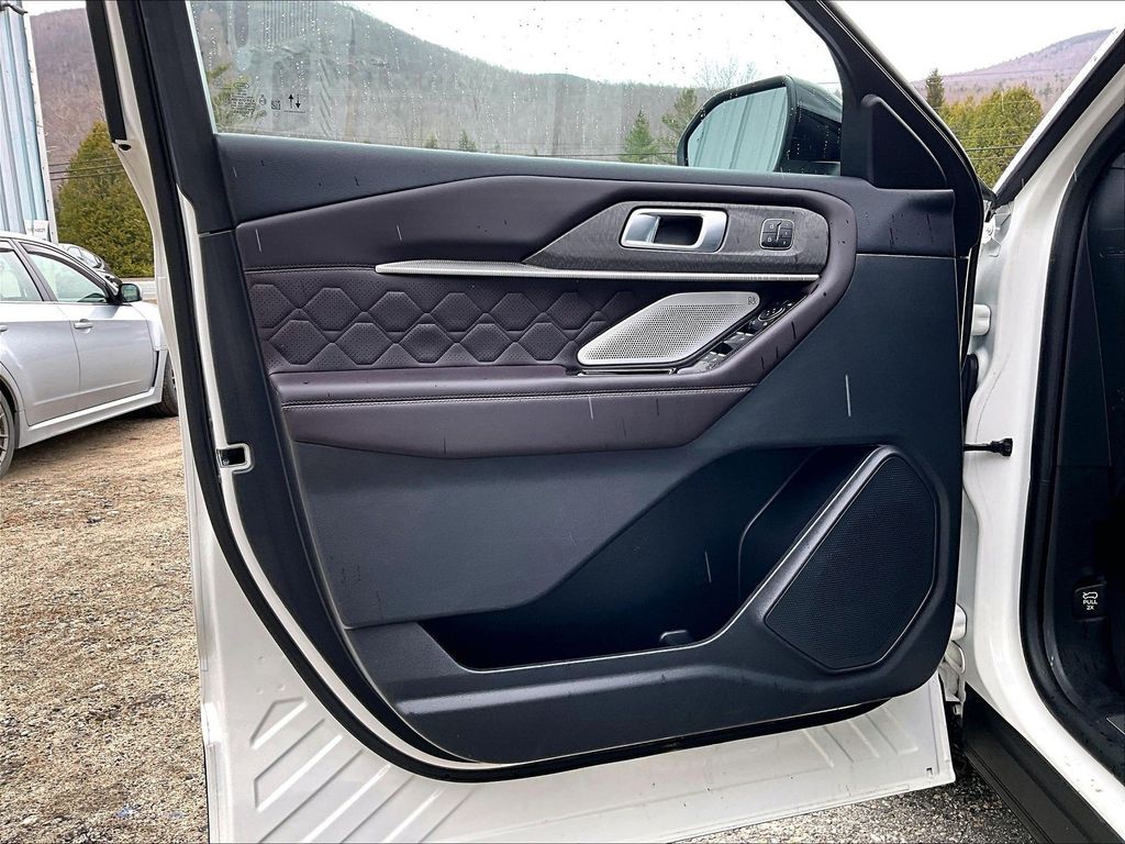 2025 Ford Explorer — photo 9