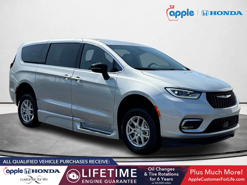 2026 Chrysler Pacifica Select's photo