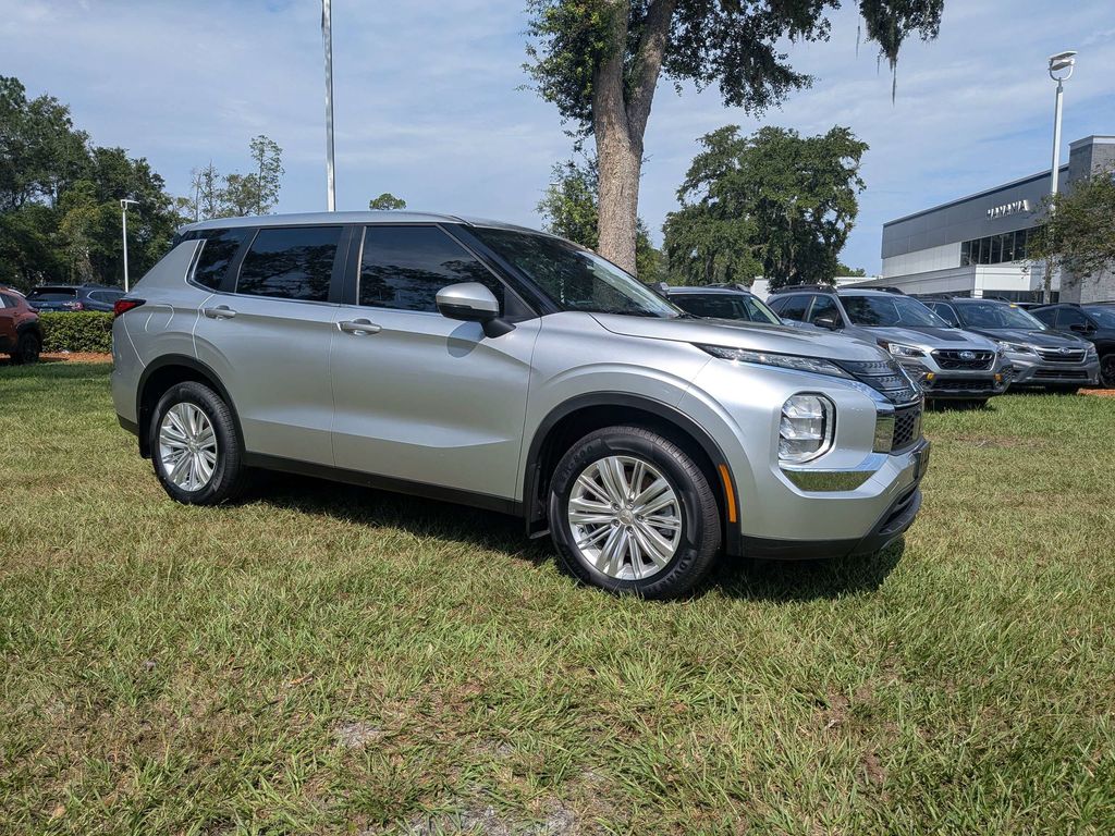 Alloy Silver Metallic 2024 Mitsubishi Outlander SUV / Crossover Front-Wheel Drive Continuously Variable Transmission