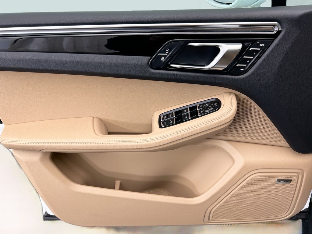 Thumbnail: 2026 Porsche Macan - 25