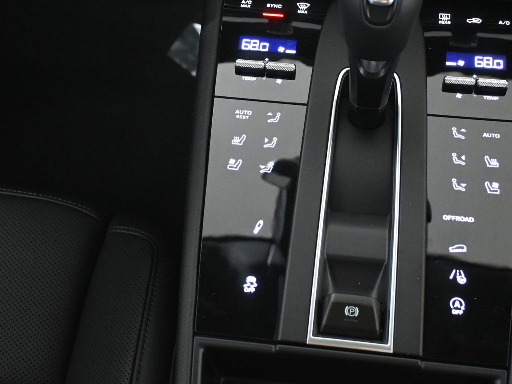 Thumbnail: 2026 Porsche Macan - 25