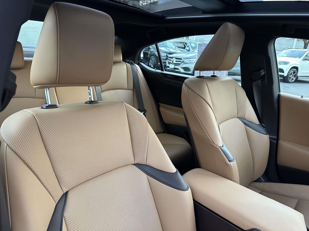 Thumbnail: 2021 Lexus ES - 22