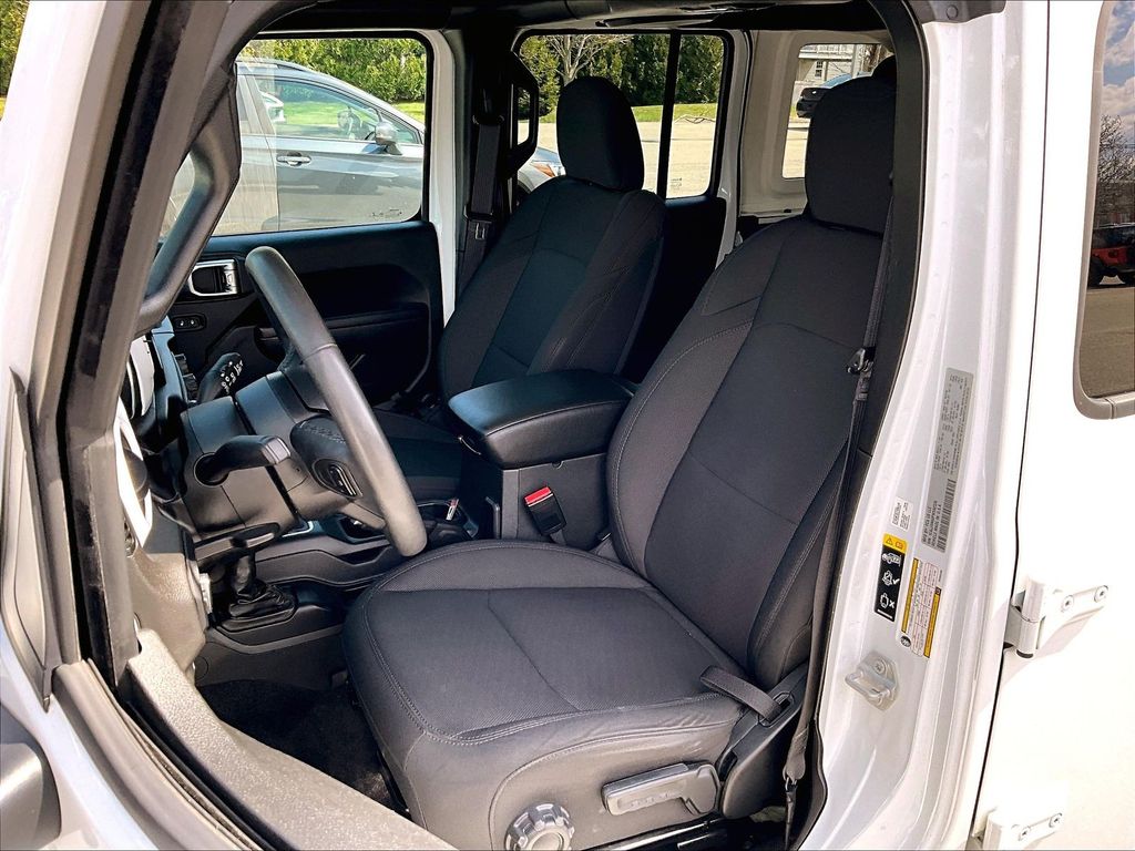 2023 Jeep Wrangler — photo 10