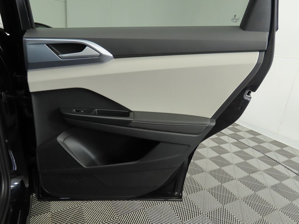 2025 Volkswagen Taos SE 28