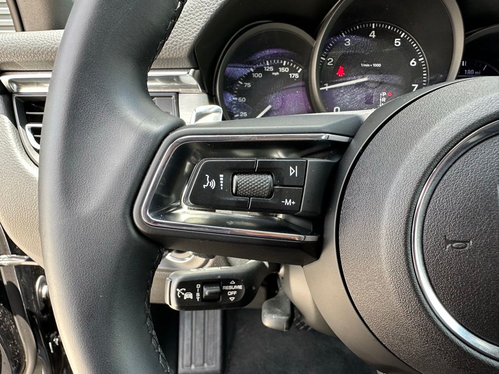 2025 Porsche Macan  18