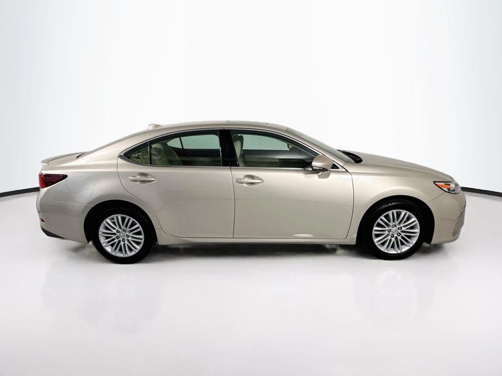 Thumbnail: 2017 Lexus ES - 4
