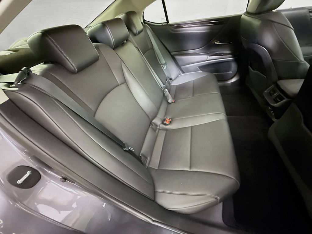 Thumbnail: 2021 Lexus ES - 28