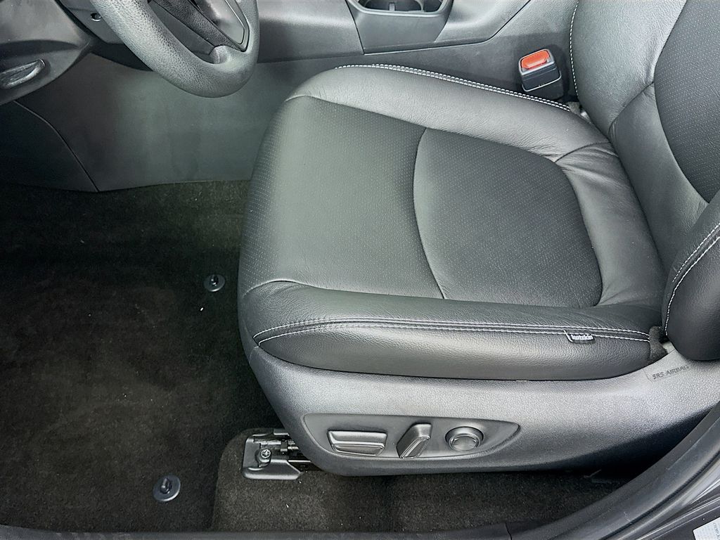 2022 Toyota RAV4 XLE 19