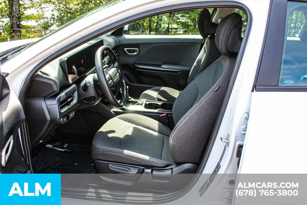 Used 2025 White Kia LXS image 17
