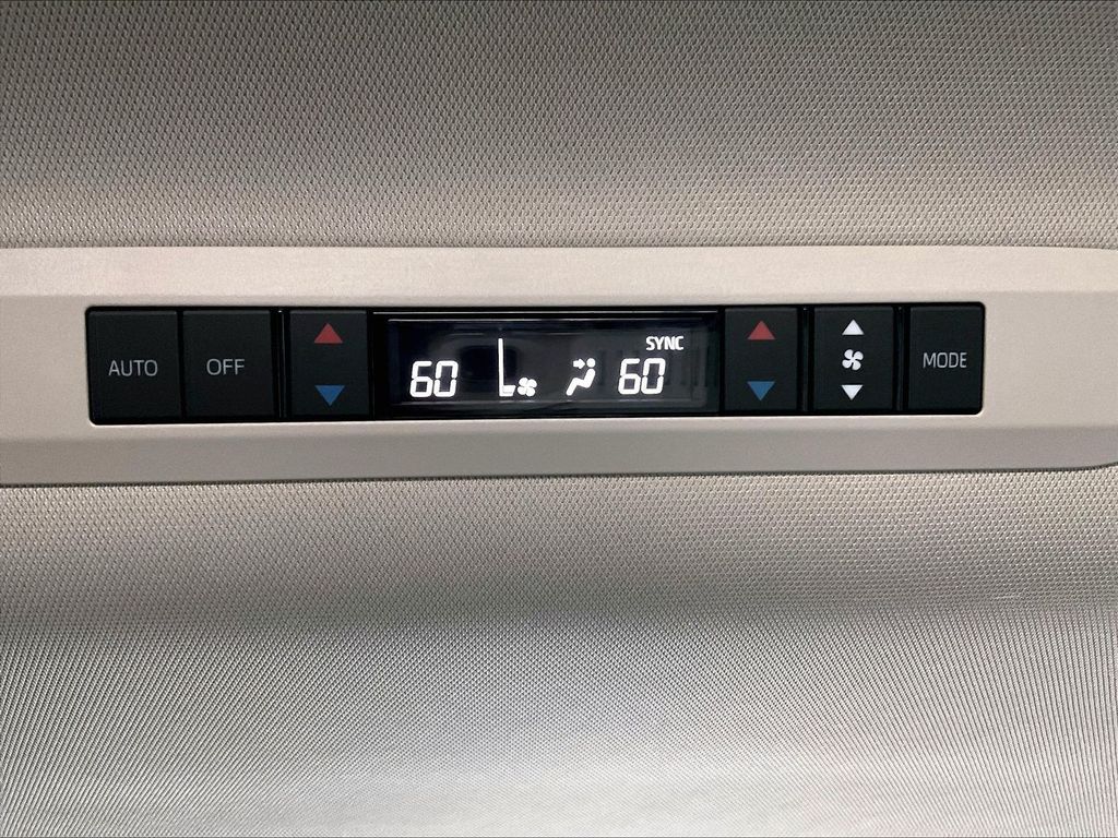 2025 Toyota Sienna — photo 29