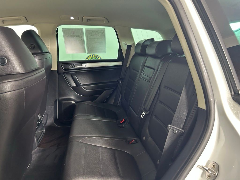 Used 2017  Volkswagen V6 Sport image 16