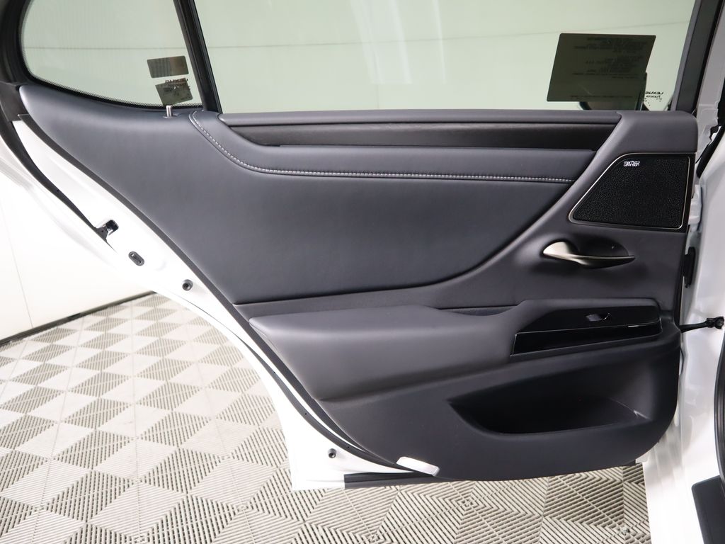 Used 2025 White Lexus 300h Luxury image 27