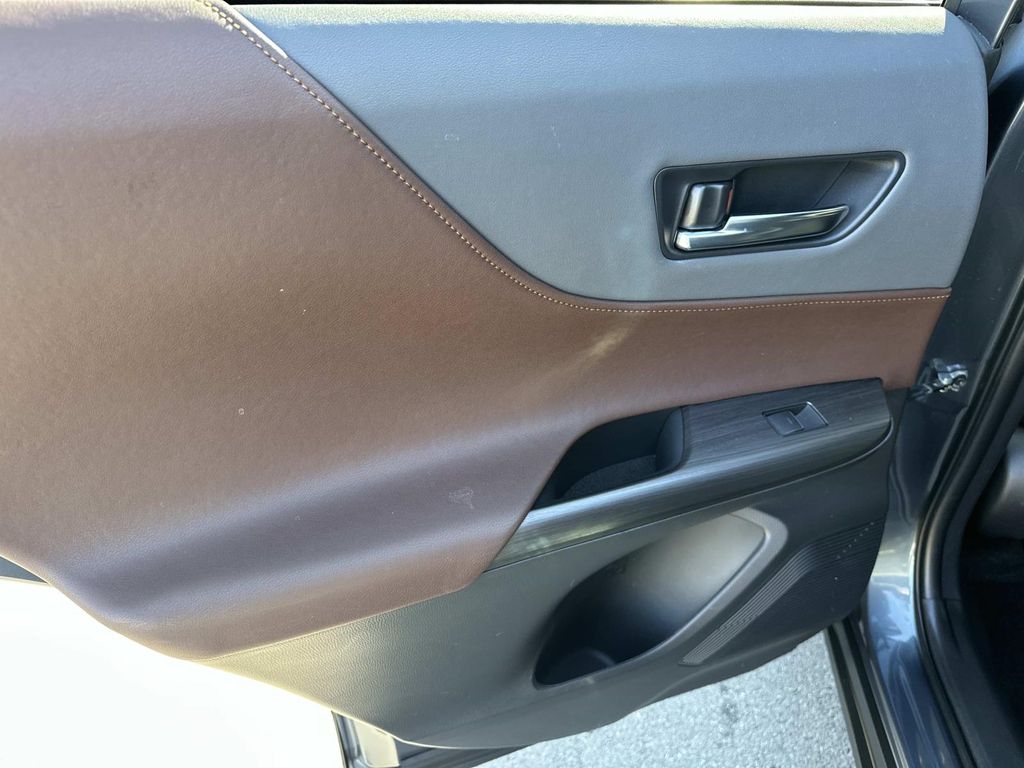 Thumbnail: 2023 Toyota Venza - 26