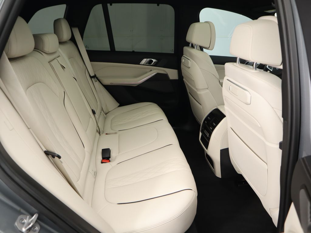 2024 BMW X5 M60i 23