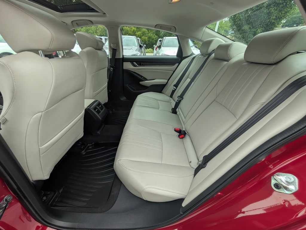 Used 2018 Red Honda Touring image 7