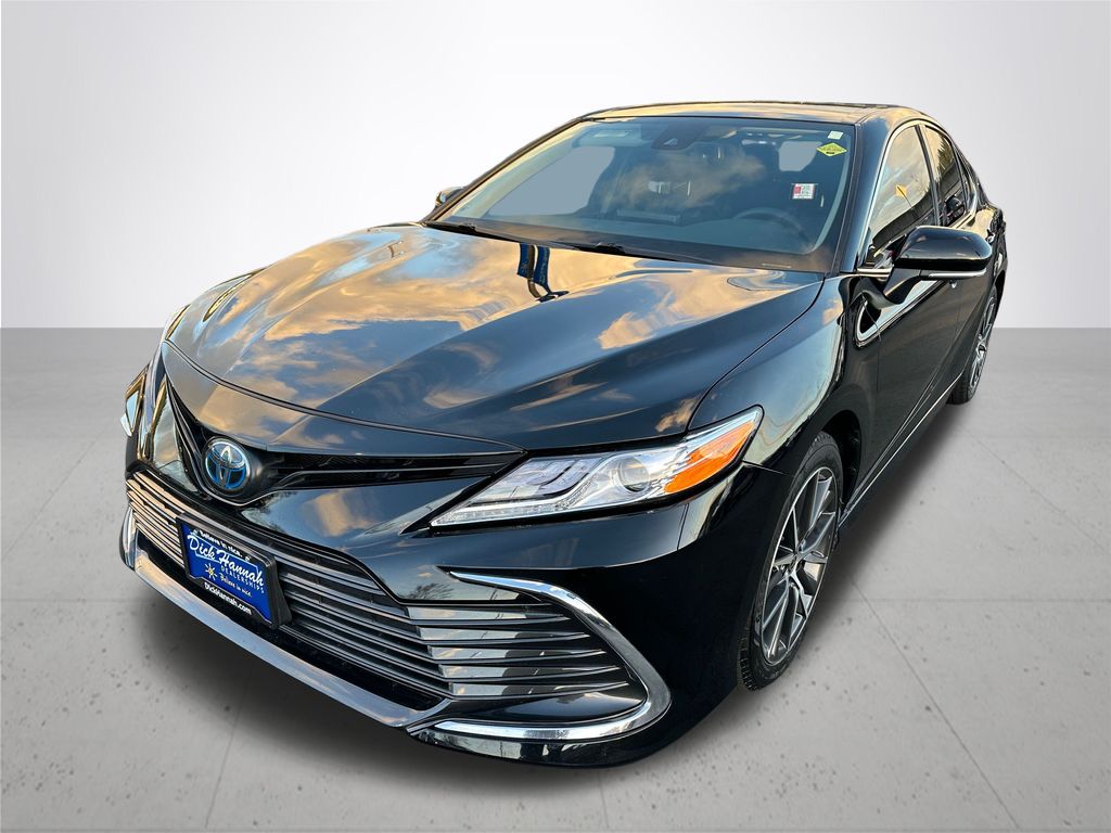 2022 Toyota Camry Hybrid XLE
