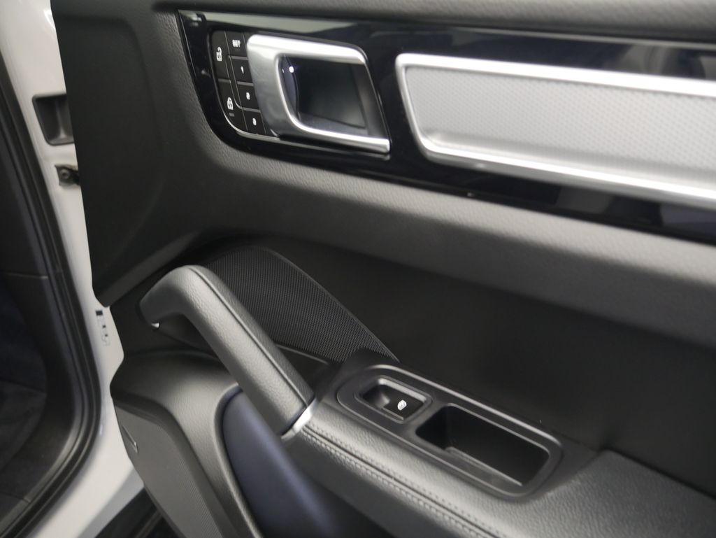 Thumbnail: 2023 Porsche Cayenne - 24