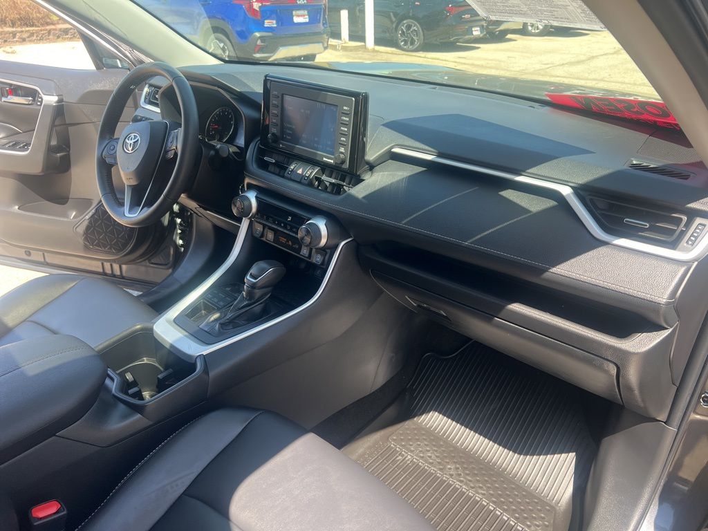 2022 Toyota RAV4 XLE Premium photo