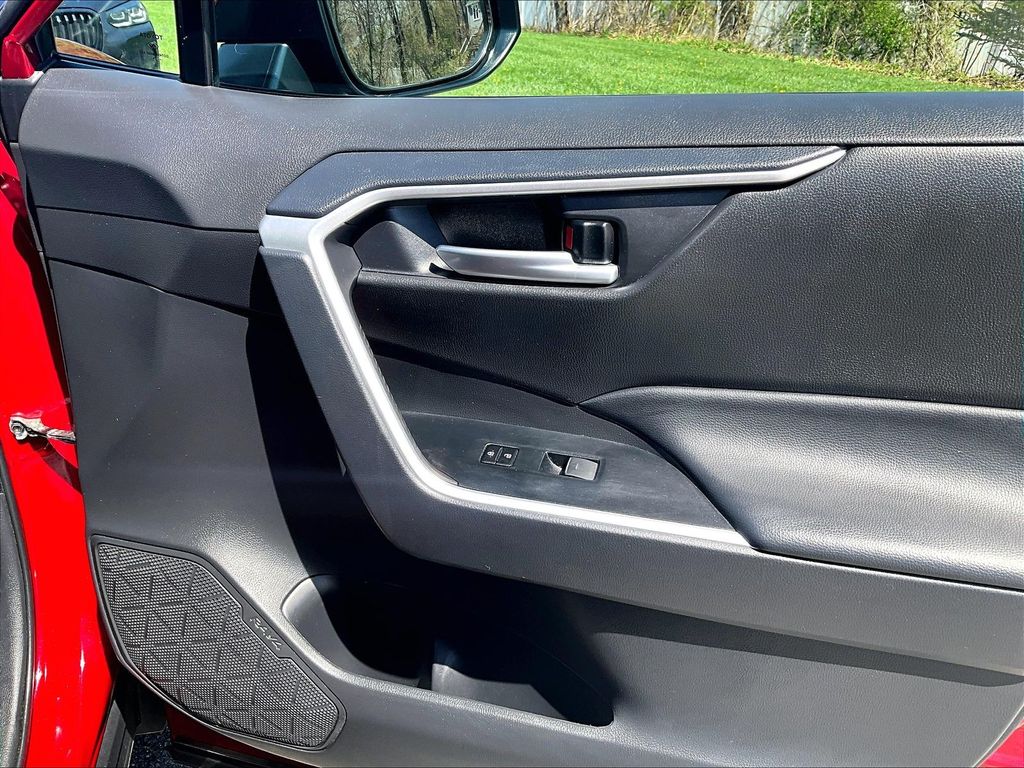 2024 Toyota RAV4 — photo 12