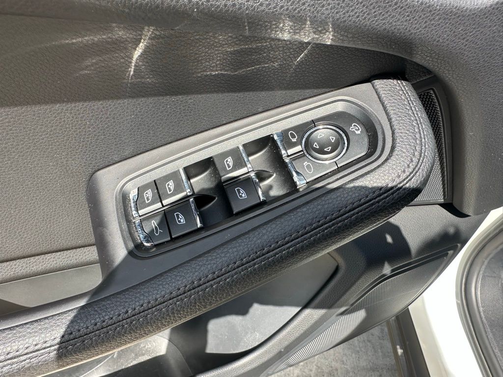 Thumbnail: 2023 Porsche Macan - 21