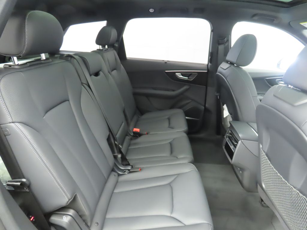 Thumbnail: 2025 Audi Q7 - 24
