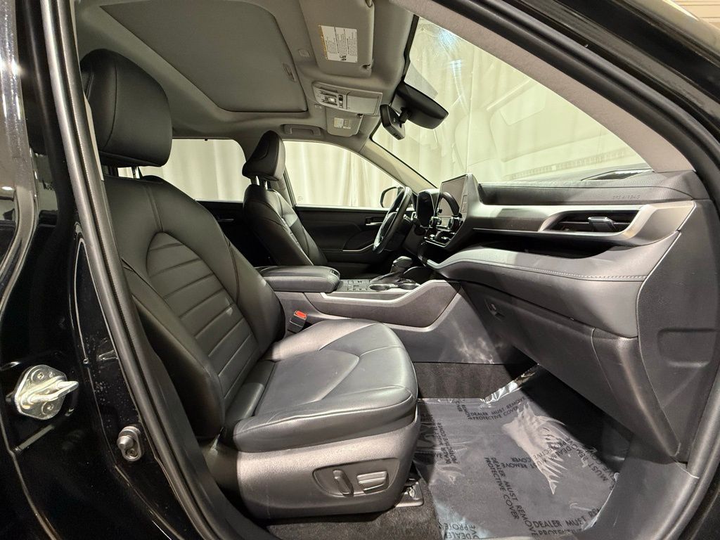 Thumbnail: 2023 Toyota Highlander - 24