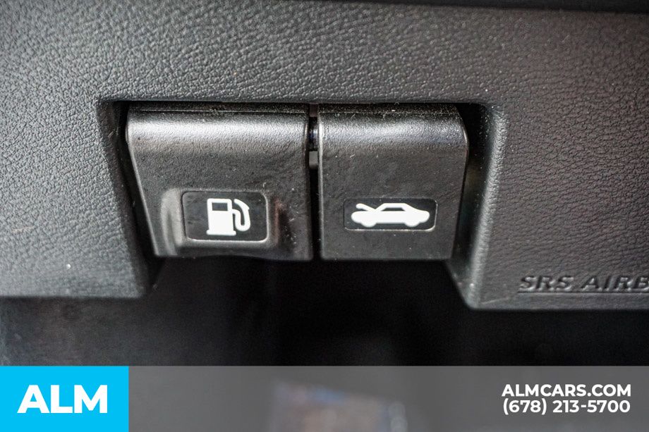 Used 2018 White Nissan SV image 44