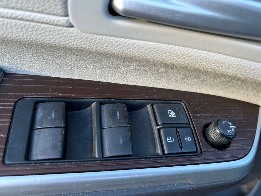 Thumbnail: 2022 Toyota Sienna - 25