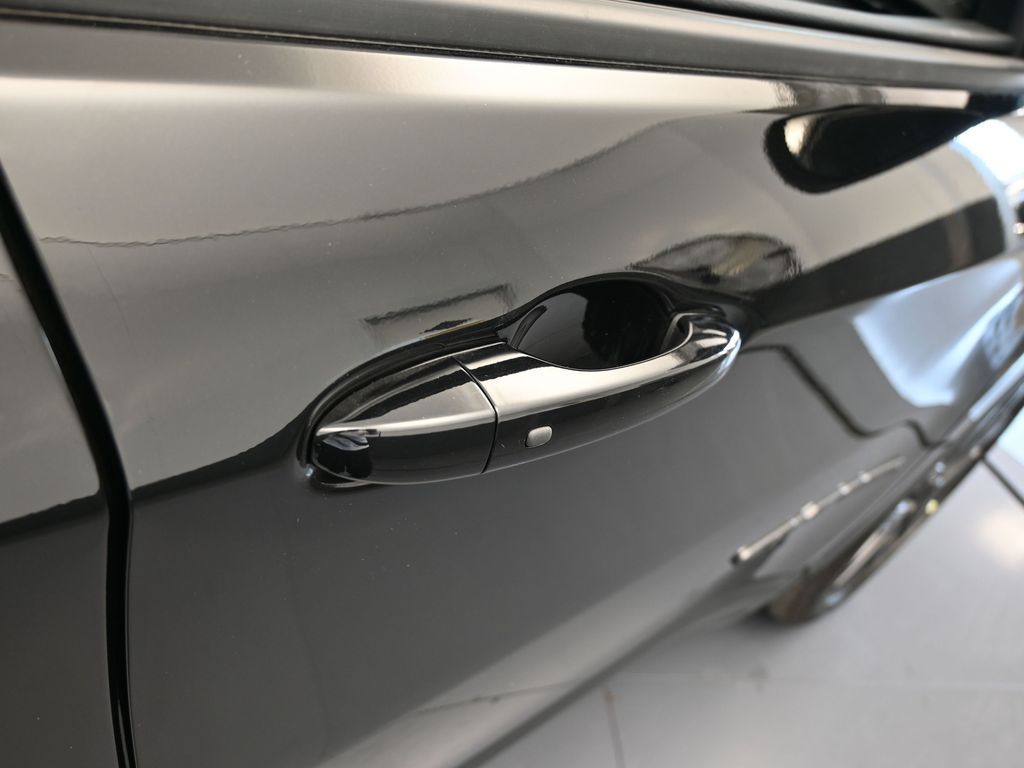 New 2026 diamond black crystal pearlcoat Jeep Latitude image 36