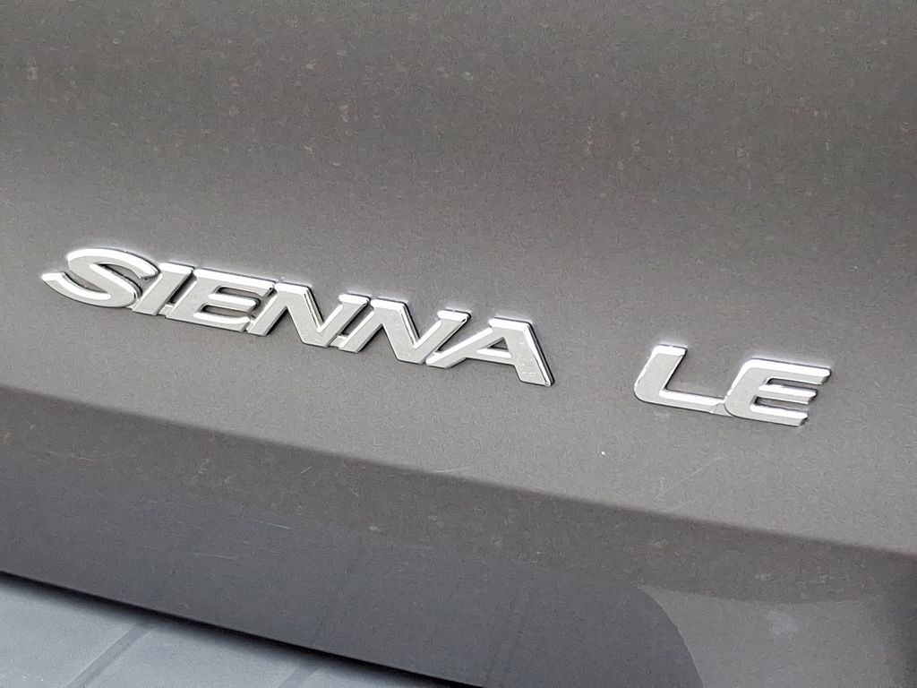 2004 Toyota Sienna CE 29