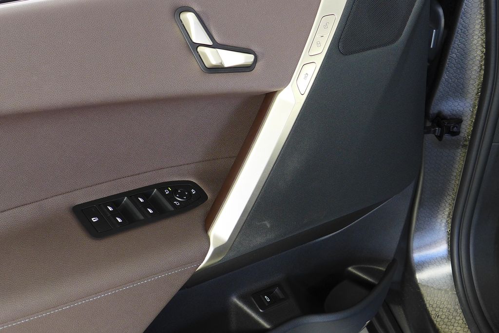 Thumbnail: 2023 BMW iX - 11