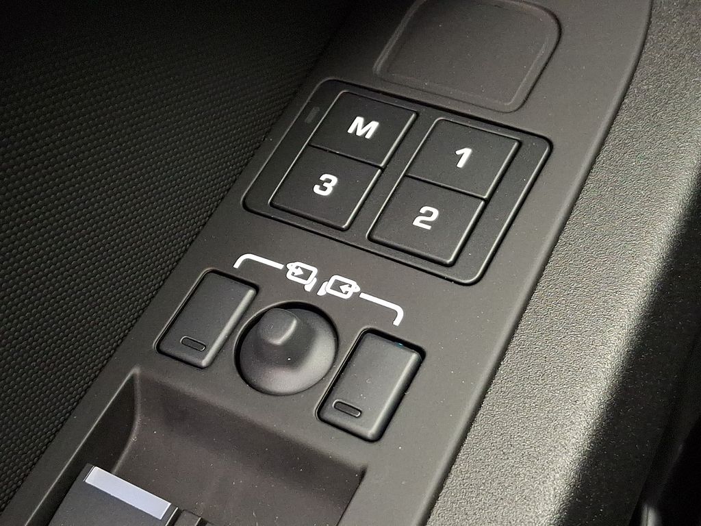 Thumbnail: 2025 Land Rover Defender - 27