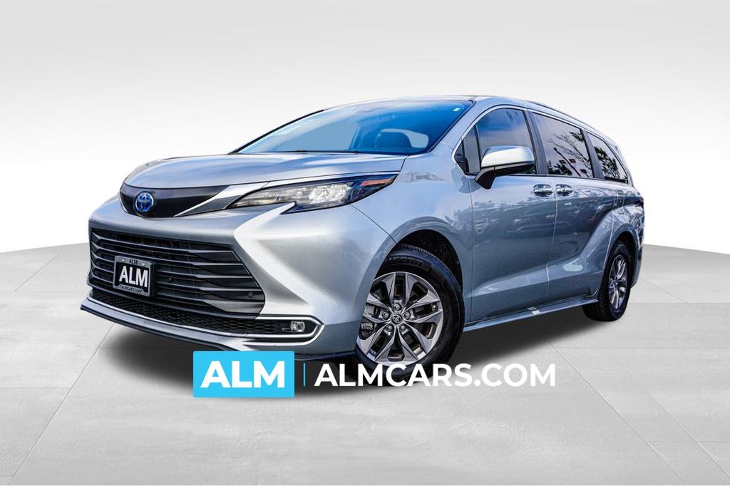 2024 Toyota Sienna XLE's photo