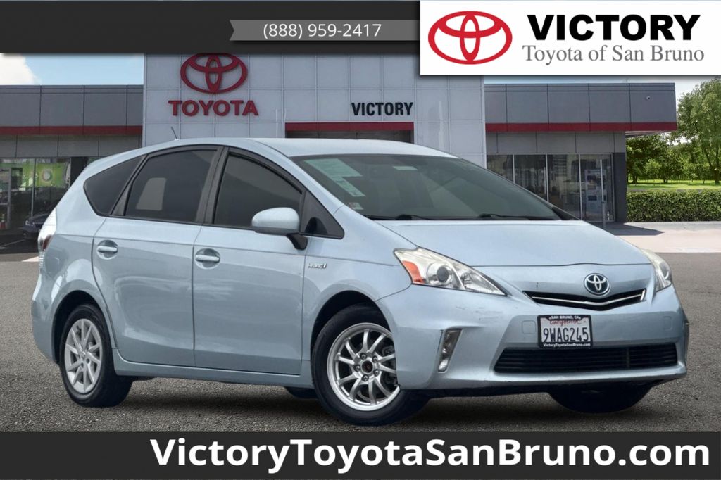 2014 Toyota Prius v Three FWD
