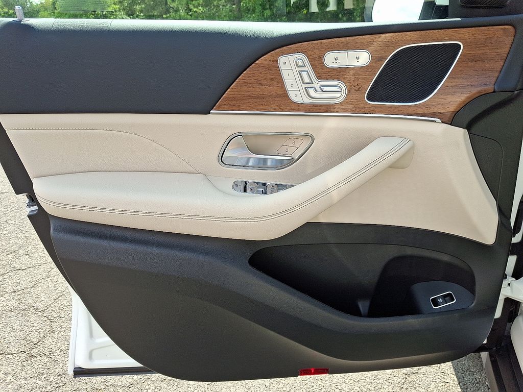 Thumbnail: 2026 Mercedes-Benz GLE - 8
