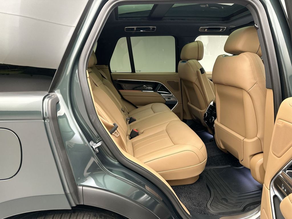 2025 Land Rover Range Rover SE 6