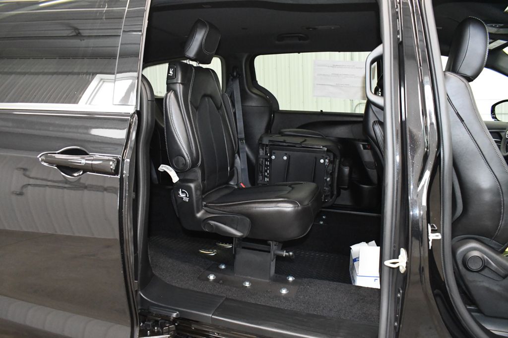 Used 2026 Black Chrysler Select image 27