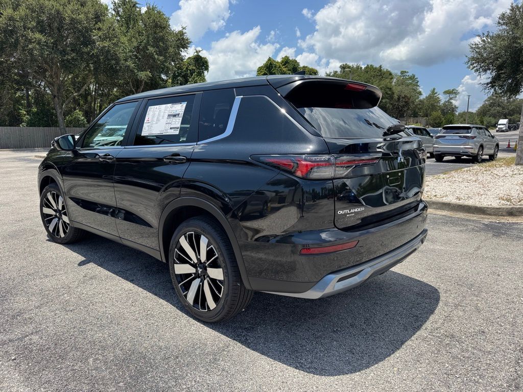 2025 Mitsubishi Outlander SE photo 3
