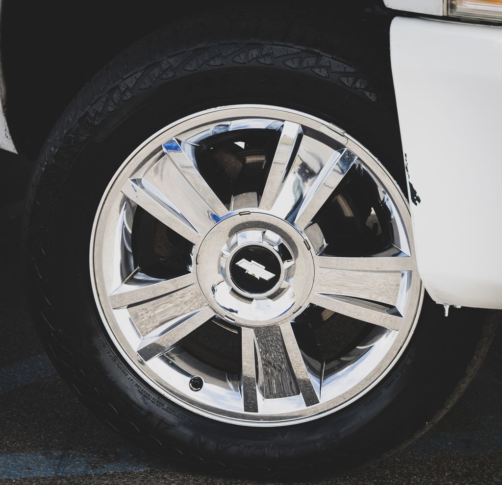 View vehicle photo 3