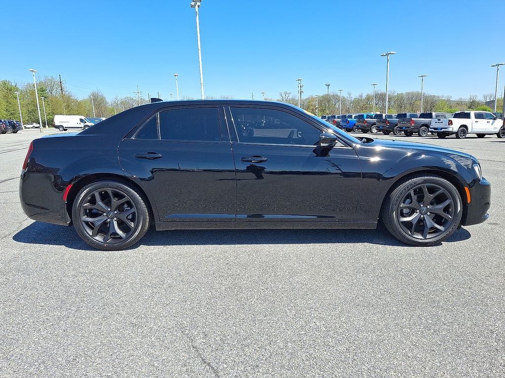 2022 Chrysler 300 — photo 8