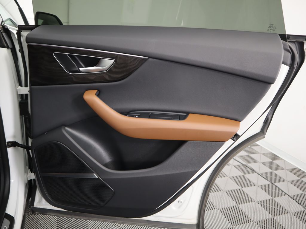 Thumbnail: 2022 Audi Q8 - 28