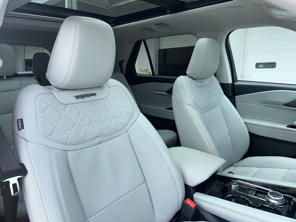 2025 White Metallic Ford Explorer Platinum 4X4 SUV