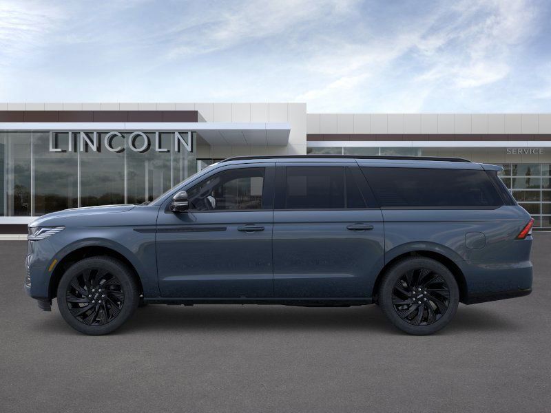 Thumbnail: 2025 Lincoln Navigator L - 3