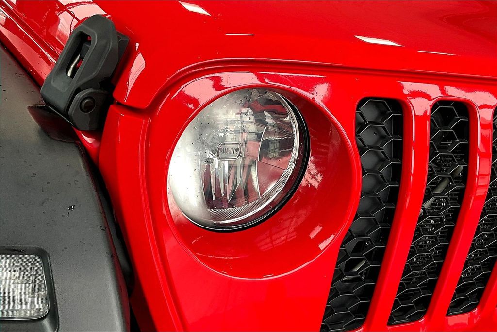Used 2020 Red Jeep Sport image 31