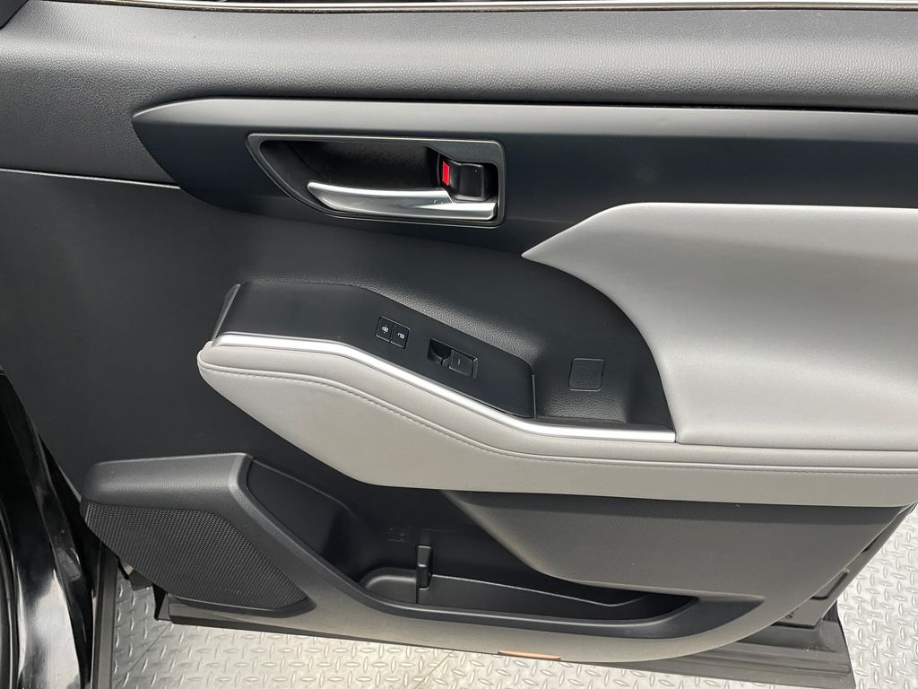 Thumbnail: 2021 Toyota Highlander - 15