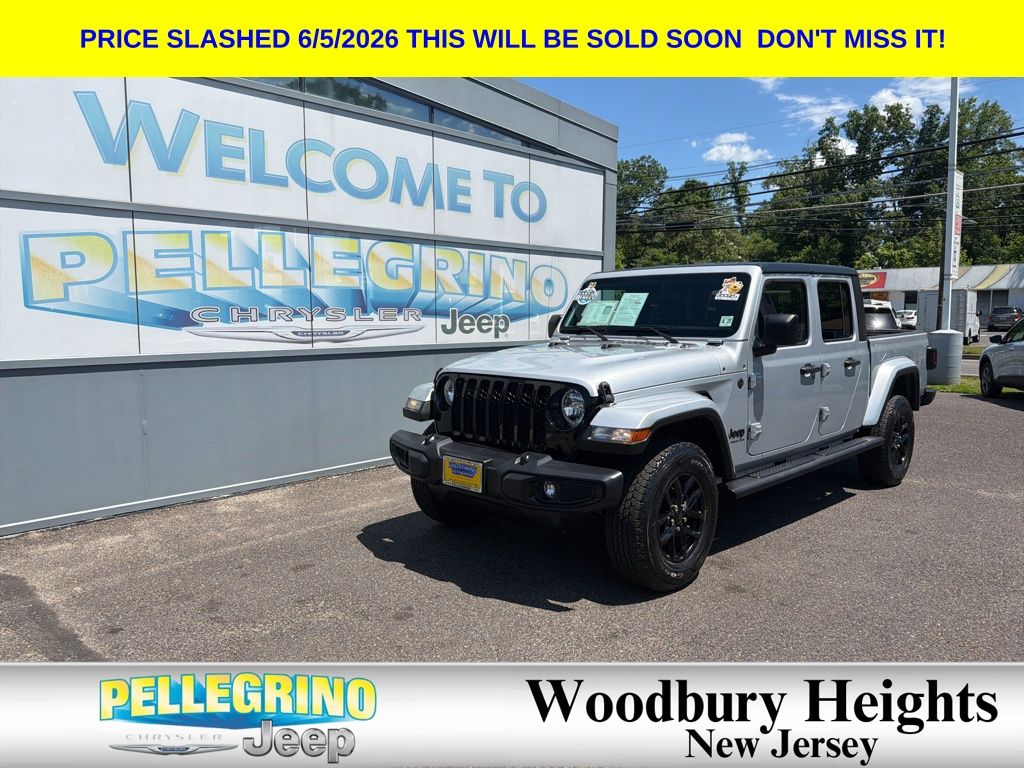 Silver Zynith Clearcoat 2022 Jeep Gladiator Altitude Crew Cab 4WD Pickup Truck Four-Wheel Drive 8-Speed Automatic