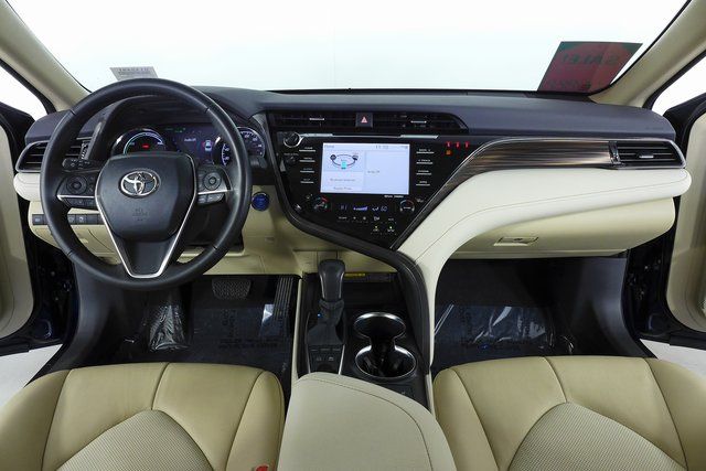 2020 Toyota Camry Hybrid XLE 24